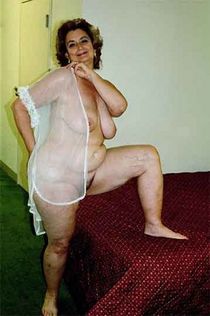 Naked at a party sorgusuna